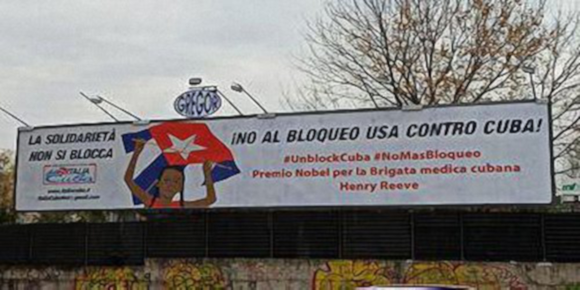 Immenso cartellone, collocato dall’Associazione Nazionale di Amicizia Italia-Cuba a Roma, chiede la fine del blocco contro Cuba