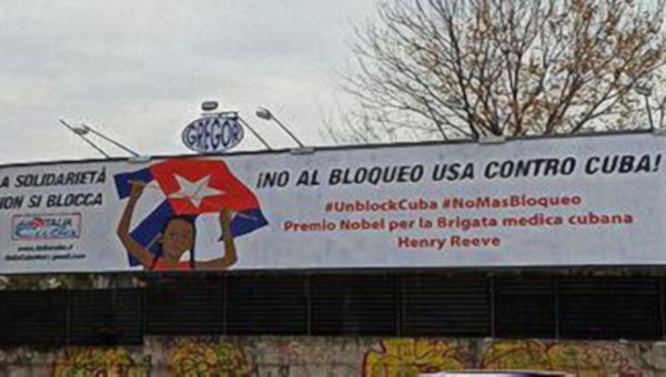 Immenso cartellone, collocato dall’Associazione Nazionale di Amicizia Italia-Cuba a Roma, chiede la fine del blocco contro Cuba